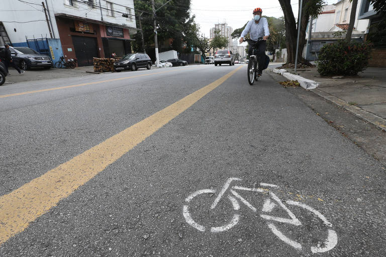Ciclofaixa inacabada na zona sul de São Paulo oferece riscos, dizem ciclistas