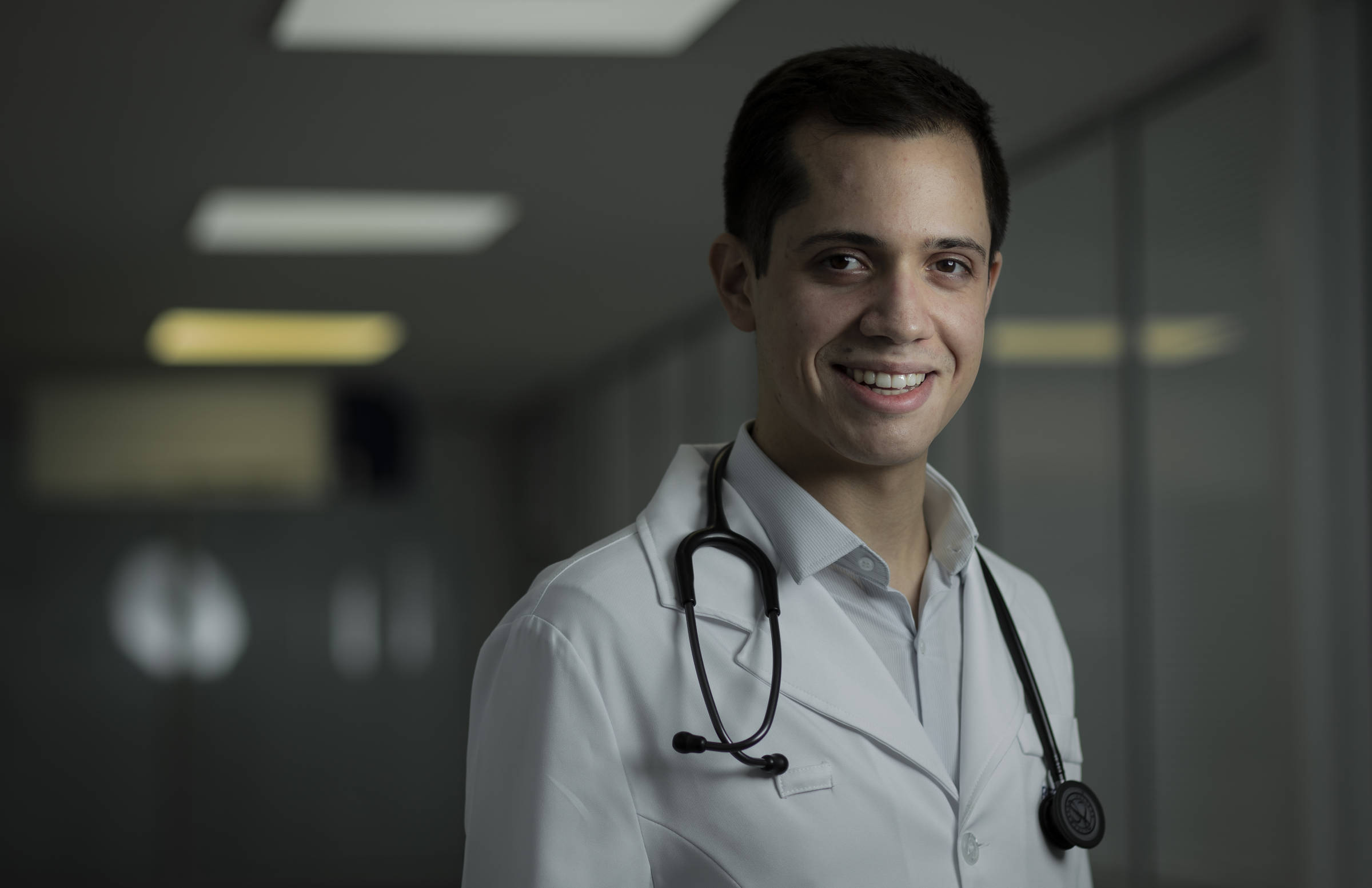 Mateus Henrique Fernandes, 25, médico formado pela Faculdade de Medicina da USP em 2020. Neste ano, começou a trabalhar no pronto-socorro do Hospital da Força Aérea de São Paulo e em duas unidades da Rede Dor no ABC paulista: hospitais Assunção, em São Bernardo do Campo, e Brasil, em Santo André
 