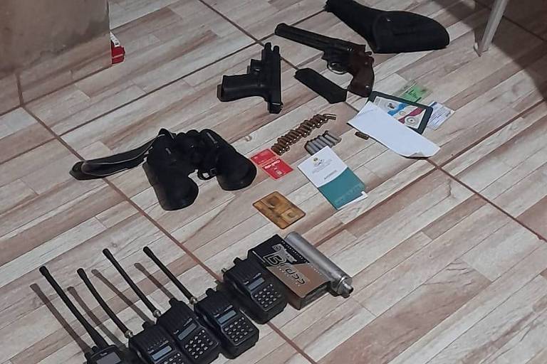 Rádios, armas, balas e documentos estão no chão