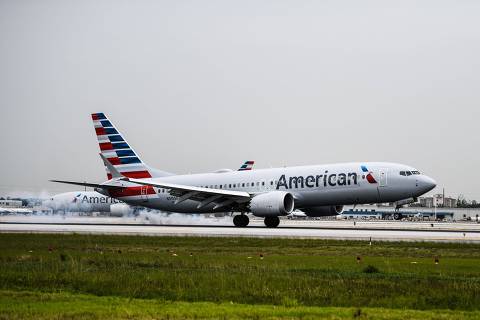(FILES) In this file photo taken on June 16, 2021, an American Airlines plane lands at the Miami International Airport in Miami. - Several leading US airlines on September 9, 2021 cut their forecasts for the third quarter, citing lower bookings and increased cancelations due to the latest wave of Covid-19 infections. (Photo by CHANDAN KHANNA / AFP)