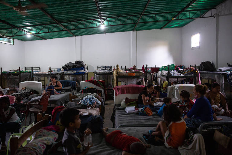 Imigrantes aguardam documentos na Casa São José, na fronteira com a Venezuela