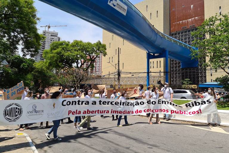 Médicos do Instituto Emílio Ribas, em São Paulo, protestam contra falta de profissionais