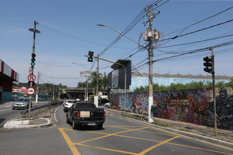 Cruzamento da avenida São Miguel com a rua Taiuvinha, na zona leste, alvo constante de roubo e furto de fios