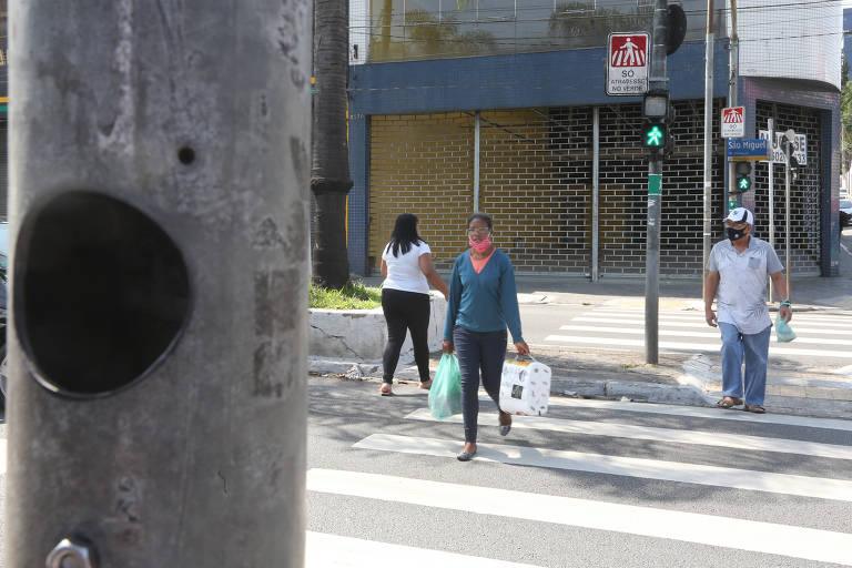 Fios e botoeira para acionamento de passagem de pedestres danificada no cruzamento da avenida São Miguel com a rua Taiuvinha, na zona leste, alvo constante de roubo e furto de fios