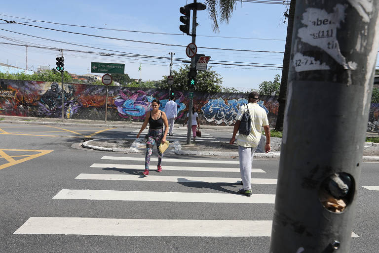Fios e botoeira para acionamento de passagem de pedestres danificada no cruzamento da avenida São Miguel com a rua Taiuvinha, na zona leste, alvo constante de roubo e furto de fios