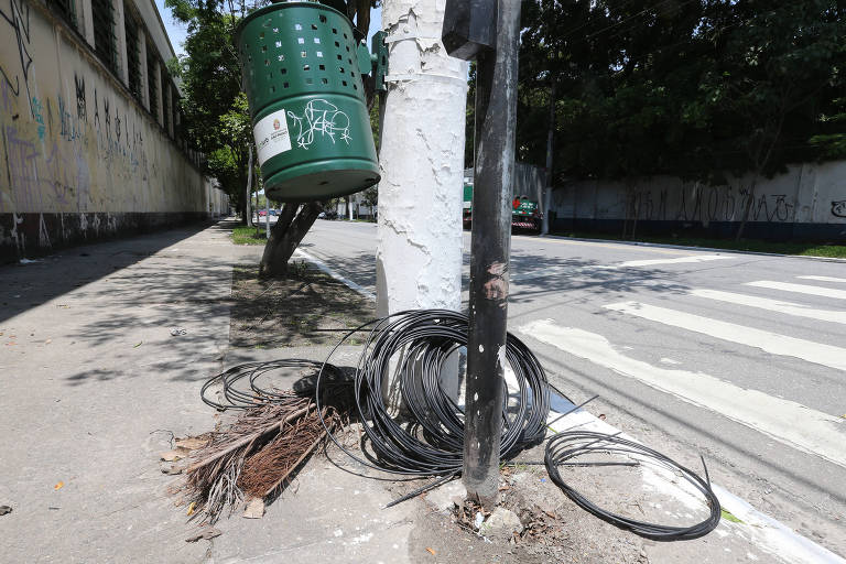 Rolo de fio na avenida Presidente Wilson, na zona leste; produto é alvo de criminosos para extração do cobre, vendido em locais que compram sucata de origem ilegal