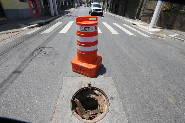 Só neste ano, foram mais de 27 mil tampas de boca de lobo, grelhas e outros metais furtados na capital; na foto, cruzamento da rua da Mooca com a rua Mem de Sá, na zona leste