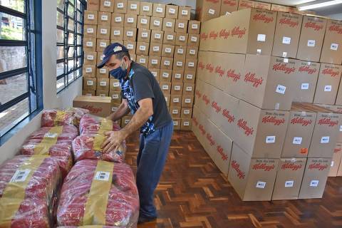 Ação de distribuição de alimentos realizada pela Kellogg Brasil