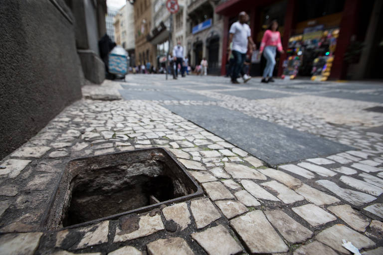 Roubo de tampa metálica na rua 15 de Novembro, no centro histórico de São Paulo; via é "campeã" de ocorrências desse tipo na região