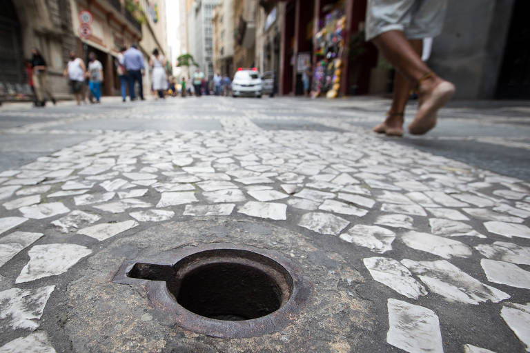 Roubo de tampa metálica na rua 15 de Novembro, no centro histórico de São Paulo; via é "campeã" de ocorrências desse tipo na região