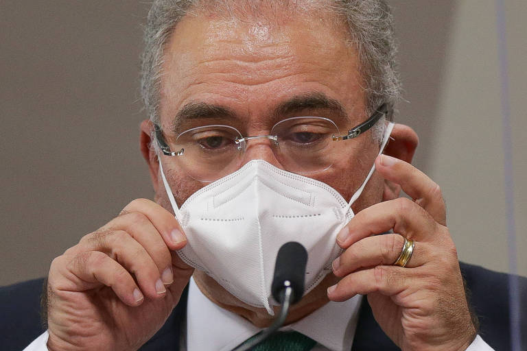 O ministro da Saúde, Marcelo Queiroga, ajeita a máscara durante depoimento à CPI da Covid