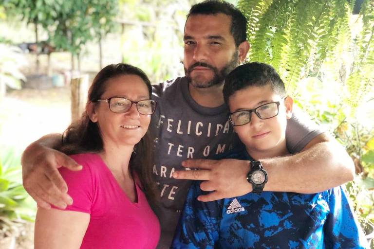 Evandro com o filho Mateus e a mulher