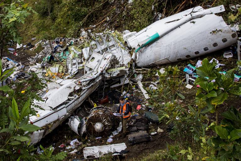 Destroços do avião da LaMia que caiu nos arredores de Medellín, em 2016