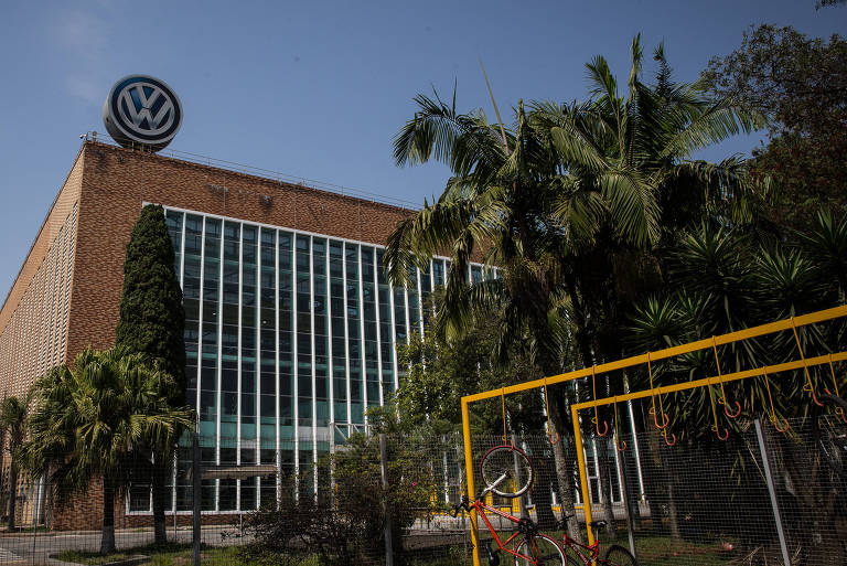 Lateral da parte de fora da fábrica da montadora Volkswagen, no ABC paulista