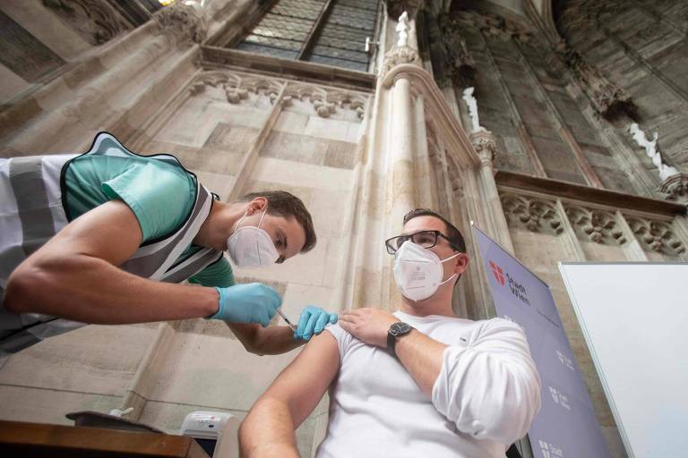 Homem é vacinado em Viena, capital da Áustria