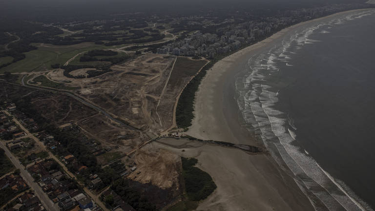 Vista aérea da região desmatada no litoral de São Paulo