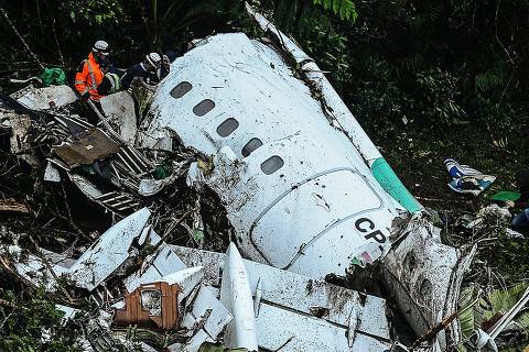 Rescue teams work in the recovery of the bodies of victims of the LAMIA airlines charter that crashed in the mountains of Cerro Gordo, municipality of La Union, Colombia, on November 29, 2016 carrying members of the Brazilian football team Chapecoense Real. A charter plane carrying the Brazilian football team crashed in the mountains in Colombia late Monday, killing as many as 75 people, officials said. / AFP PHOTO / STR / RAUL ARBOLEDA ORG XMIT: 413