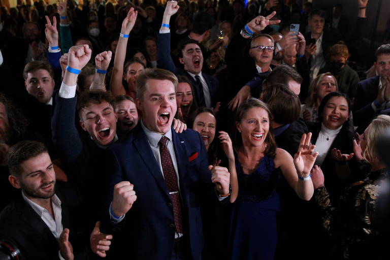 Apoiadores de colaizão que derrotou o premiê tcheco, Andrej Babis, celebram resultado da eleição em Praga