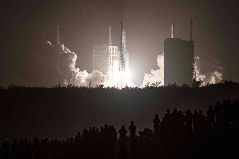 O novo veículo planador hipersônico foi lançado a partir de um foguete Longa Marcha, na foto carregando a sonda lunar Chang'e-5 