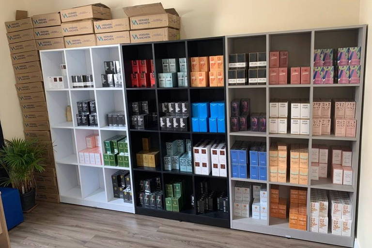 A Polícia Civil de SP apreendeu 580 mil itens envolvendo falsificação de perfumes durante operação realizada na capital e em Sumaré, interior do estado