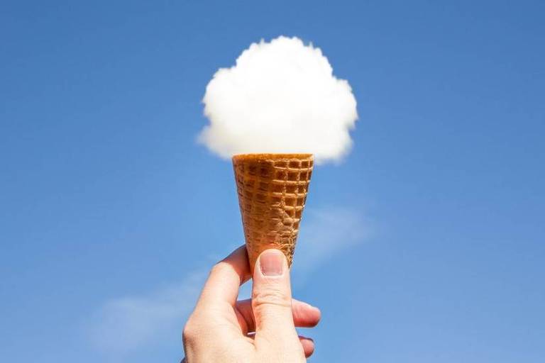 Casquinha de sorvete com nuvem no lugar da bola de sorvete