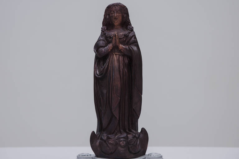  Réplica da estátua de Nossa Senhora Aparecida encontrada por pescadores no rio Paraíba há 300 anos