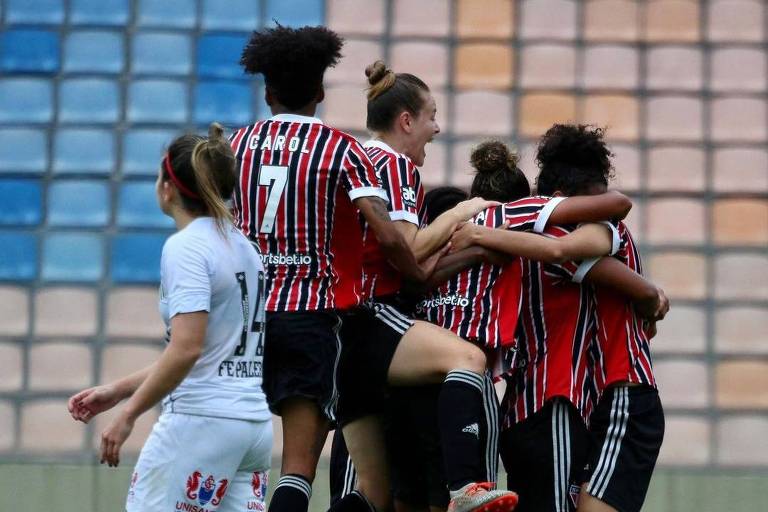 Jogadoras do São Paulo comemoram gol contra o Santos no jogo de ida da semifinal do Paulista feminino