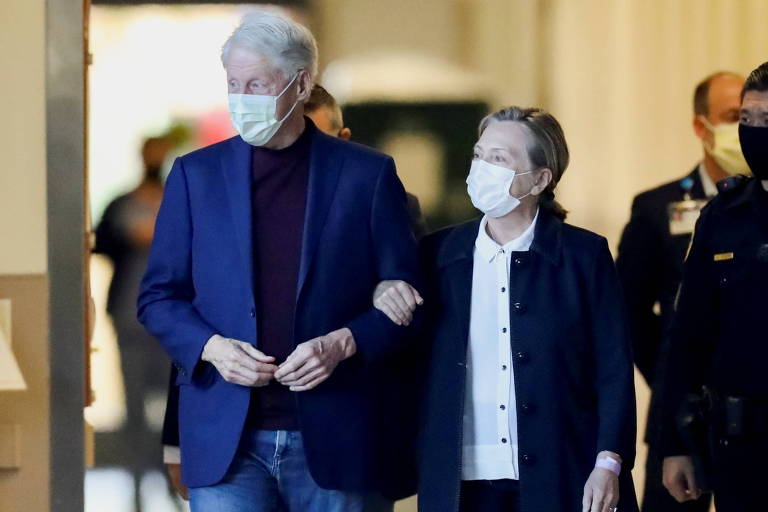 Acompanhando da mulher, Hillary Clinton, o ex-presidente Bill Clinton deixa hospital em Irvine, na Califórnia