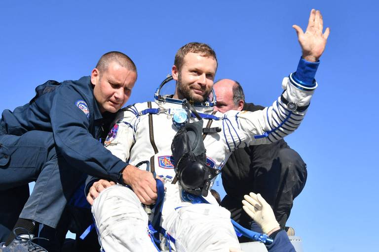 Russos enviados ao espaço para rodar primeiro filme em órbita voltam à Terra