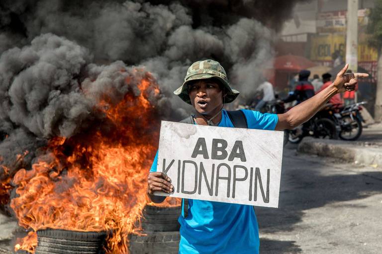 Haitiano manifesta contra sequestros de gangues, em Porto Príncipe, no Haiti