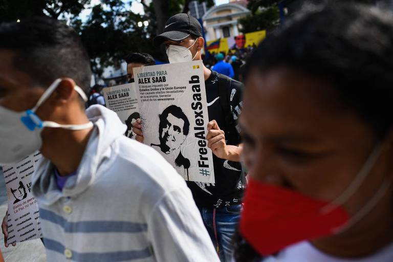 Manifestantes com cartazes em apoio ao empresário Alex Saab durante protesto em Caracas