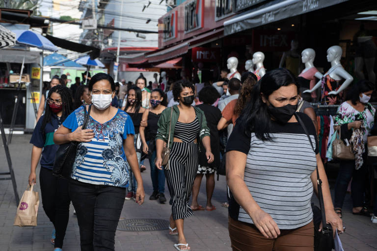 Movimentação no calçadão de  Duque de Caxias (RJ), cidade onde prefeito decidiu abolir o uso das máscaras