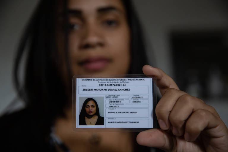 A doceira venezuela Joselin Suarez, 27, mostra o documento falso que usou para entrar no Brasil; a PF percebeu a falsificação, e ela agora cumpre pena de serviços comunitários, trabalhando em um posto de saúde, enquanto vive na Casa São José

ela foi presa e agora cumpre em um dormitório do abrigo. (Foto: Mathilde Missioneiro/Folhapress) **EXCLUSIVO FOLHA**
