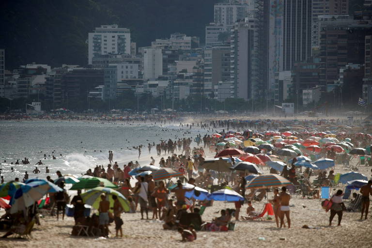 Praia de Ipanema cheia no último dia do verão de 2021, no Rio de Janeiro