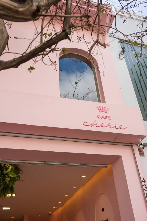 Veja imagens do Café Cherie, cafeteria cor-de-rosa de SP - 18/10