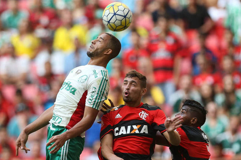 Vitor Hugo do Palmeiras, disputa bola com Rodinei do Flamengo em partida em que houve tumulto de torcedores, em 2016
