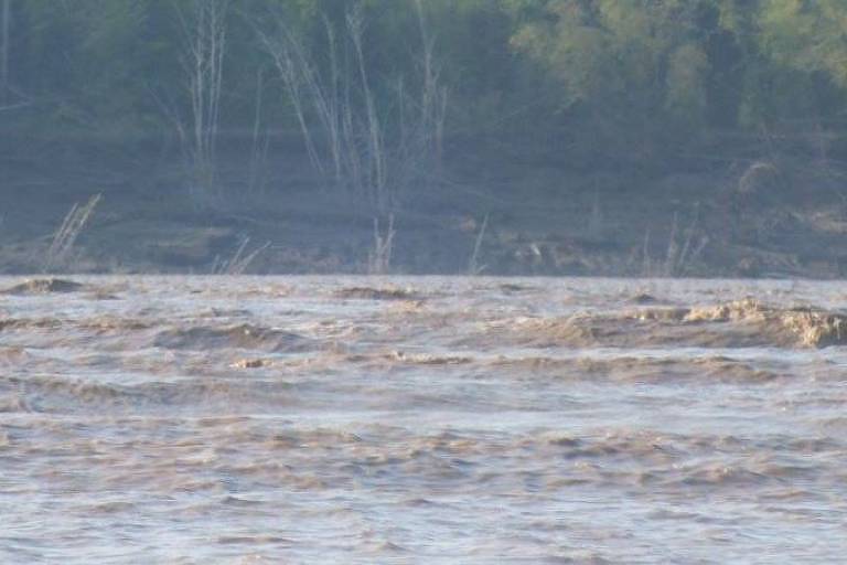 Pororoca em rio no Amapá; fenômeno deixou de ocorrer no rio Araguari