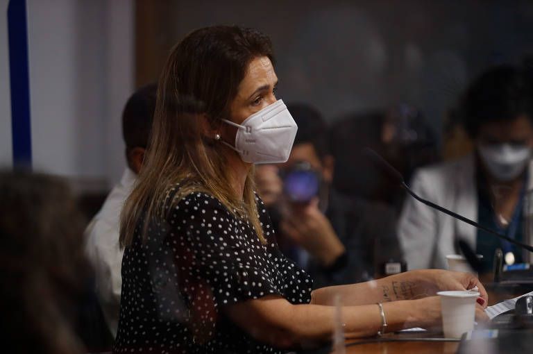 Katia Shirlene Castilho dos Santos, que  perdeu o pai e a mãe vítimas de Covid-19, conta sua história na comissão