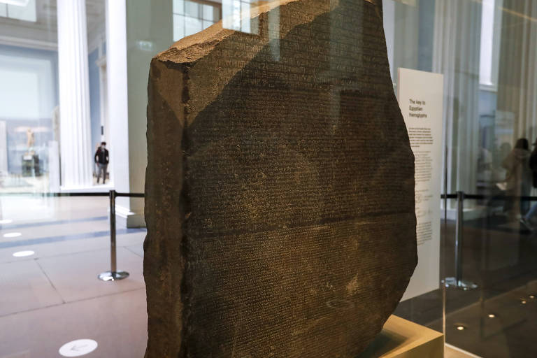 Pedra de Roseta atrás de vidro em museu