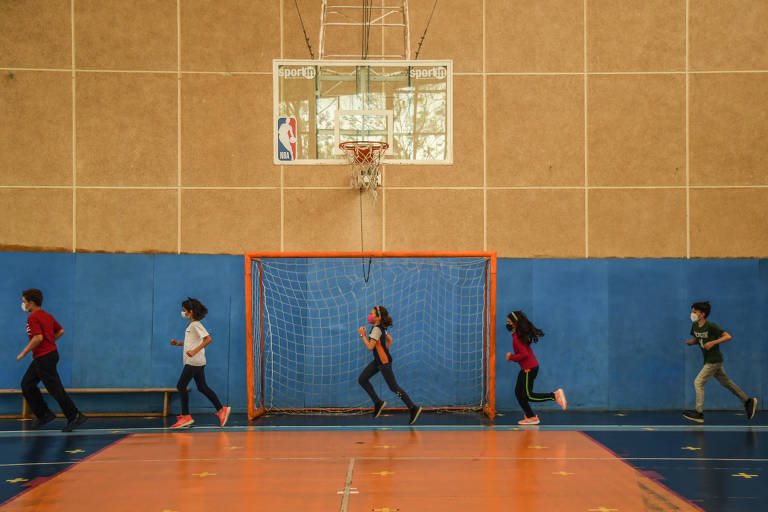 Esportes e jogos de contato, como o futebol, continuam proibidos na escola. Na educação física, atletismo se tornou mais comum 