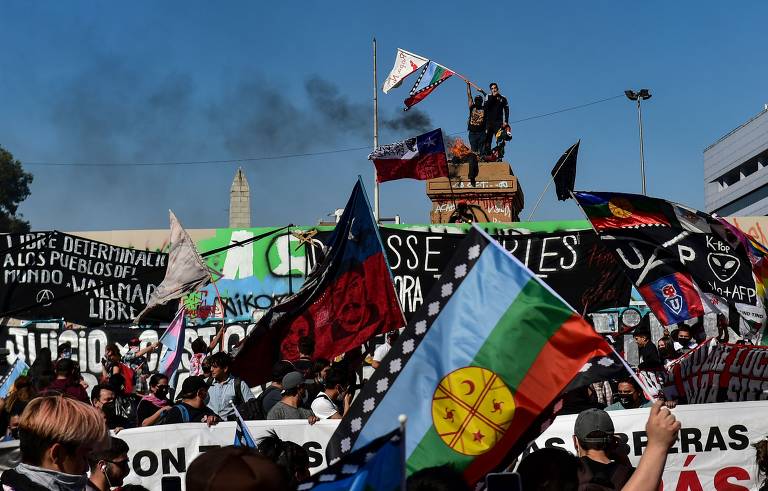 A insatisfação com Piñera se reflete também nas pesquisas eleitorais, nas quais o candidato governista Sebastián Sichel aparece em queda, com o nome de extrema direita José Antonio Kast disputando a liderança com o esquerdista Gabriel Boric