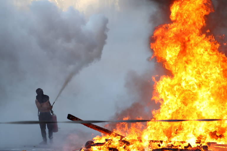 Nesta segunda, desde o início da madrugada, atos se espalharam pelo país em especial na capital, Santiago, berço da onda de mobilizações de dois anos atrás
