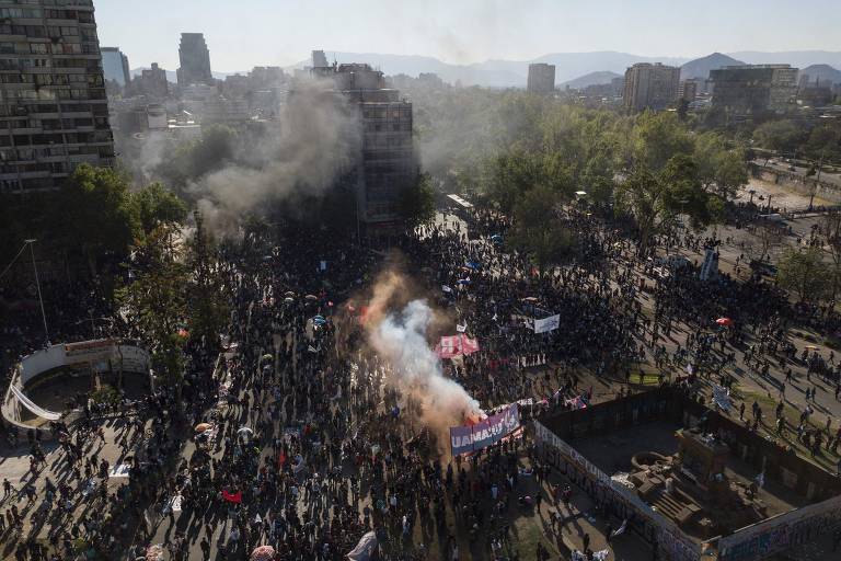Manifestantes reunidos em Santiago nesta segunda-feira