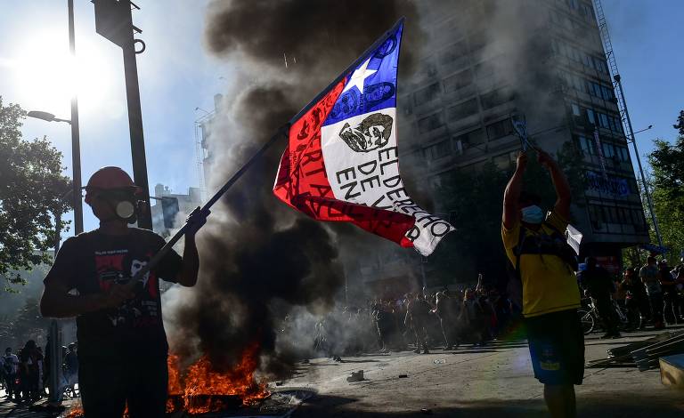 A celebração de dois anos da onda de protestos que culminaram na Constituinte e expuseram a insatisfação popular ocorre, ainda, em meio a uma crise política