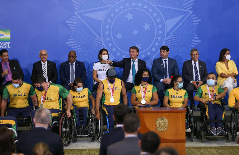 O presidente Jair Bolsonaro, ao lado da primeira-dama, Michelle Bolsonaro, participa de cerimônia de recepção aos atletas olímpicos e paralímpicos que participaram das Olimpíadas no Japão