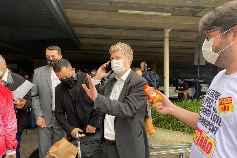 Deputados são recebidos com protesto no aeroporto de Brasília contra a reforma administrativa - Marcel Van Hattem