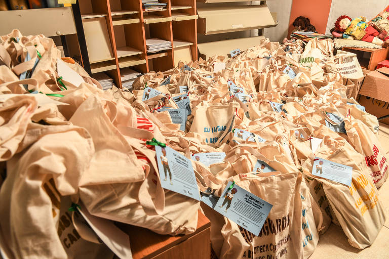 Para manter o acervo vivo, circulando pela região, enquanto se estabelece a nova sede, a gestão da biblioteca resolveu chamar moradores do próprio bairro, parceiros e amigos para cuidar do acervo