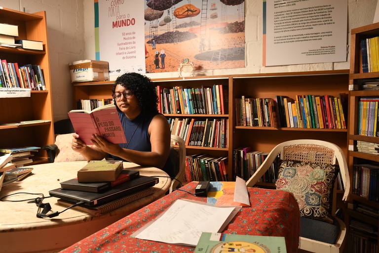 Uma das pessoas que já aceitou o papel de ser guardiã deste acervo foi a pedagoga e educadora Rafaela Nunes, 23, moradora do bairro Nova América, em Parelheiros
