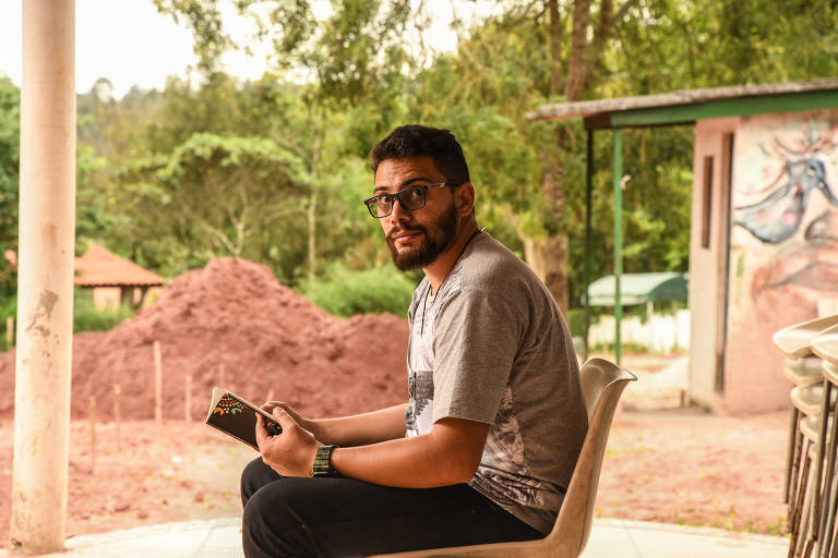 Rafael Simões, gestor da biblioteca, técnico em biblioteconomia e morador do bairro