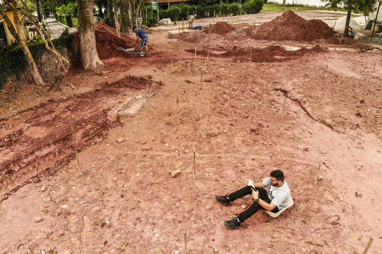 Rafael Simões, gestor da biblioteca, técnico em biblioteconomia e morador do bairro, ao fundo da sede da biblioteca